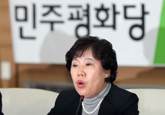 모두발언하는 조배숙 대표  민주평화당 조배숙 대표가 12일 오전 광주시의회 대회의실에서 열린 민주평화당 제1회 현장 최고위원·국회의원 연석회의에서 모두발언하고 있다. 2018.2.12